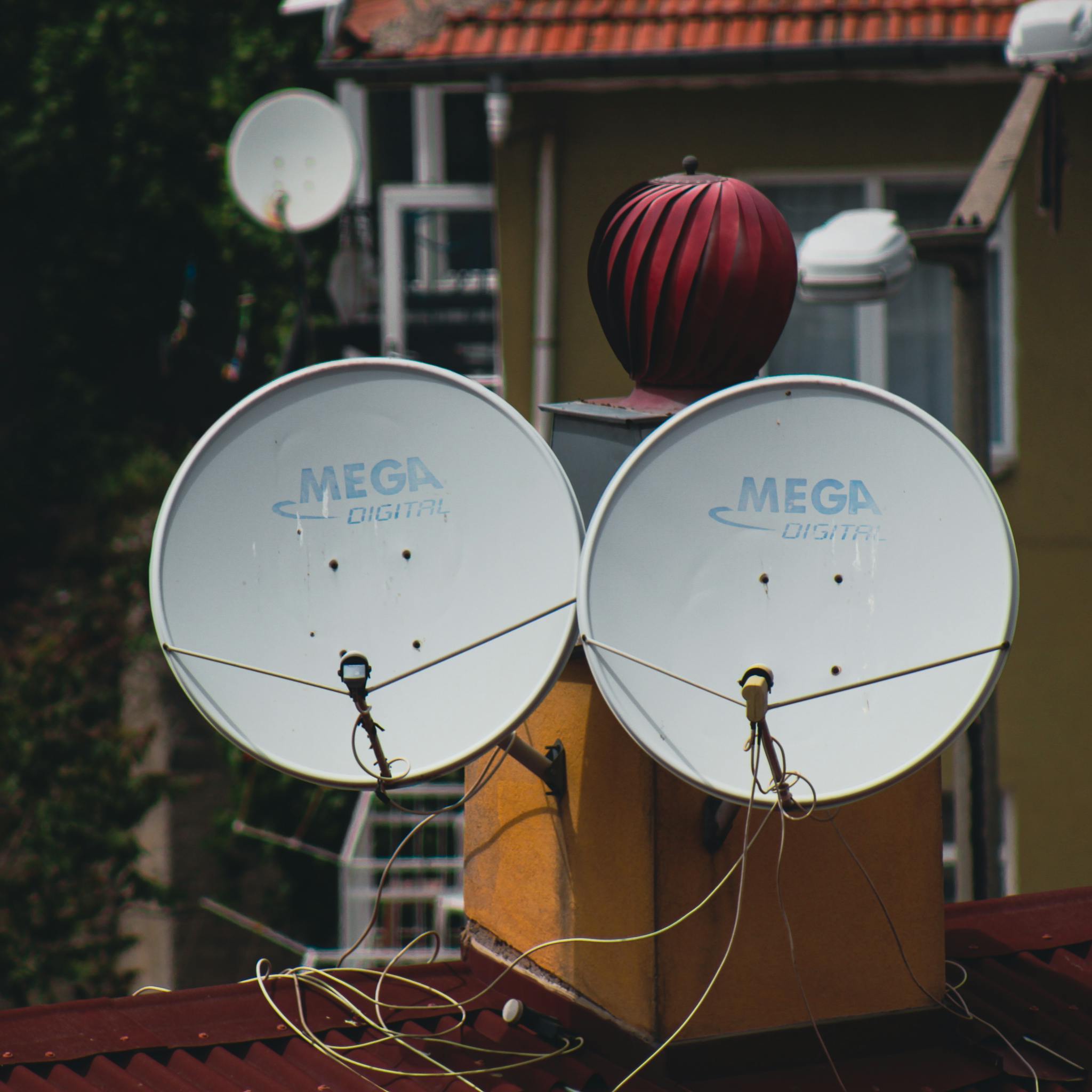 Çatıdaki uydu antenleri ve dekorasyon.